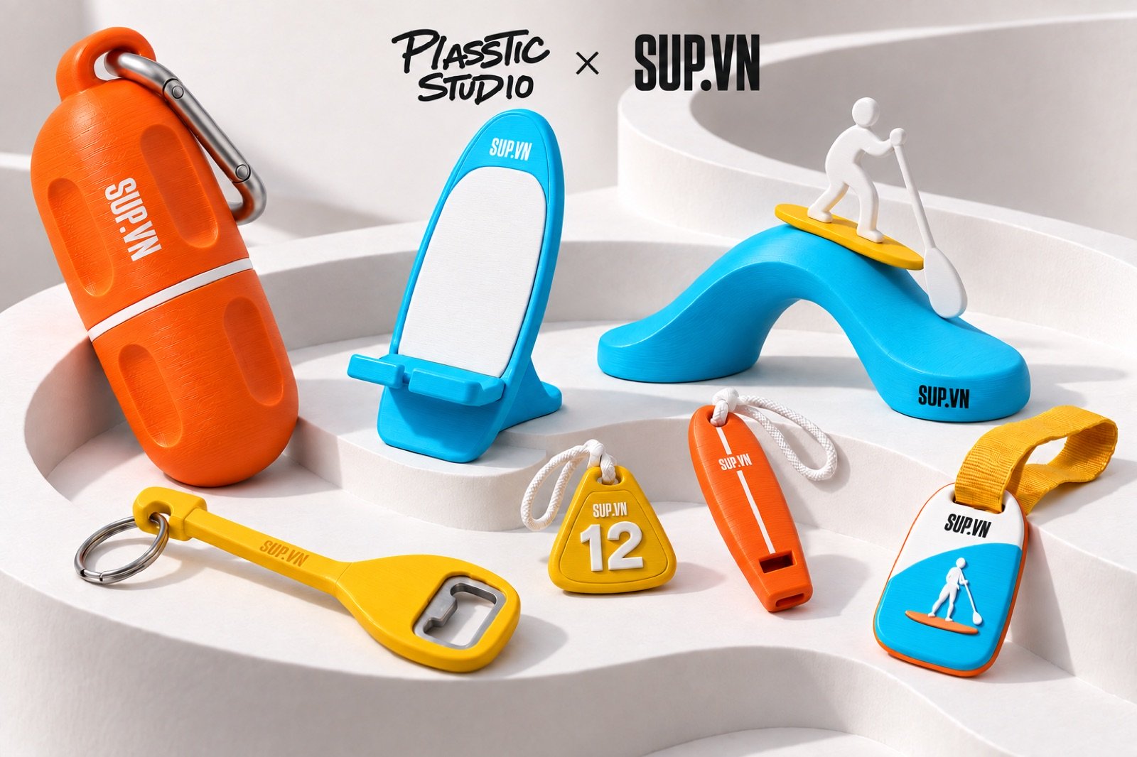 Семь предметов Plasstic Studio × SUP.VN на светлых волнообразных подиумах: оранжевая капсула, голубая подставка, жёлтый номерок, свисток, открывашка-весло, скульптура волны и медаль.